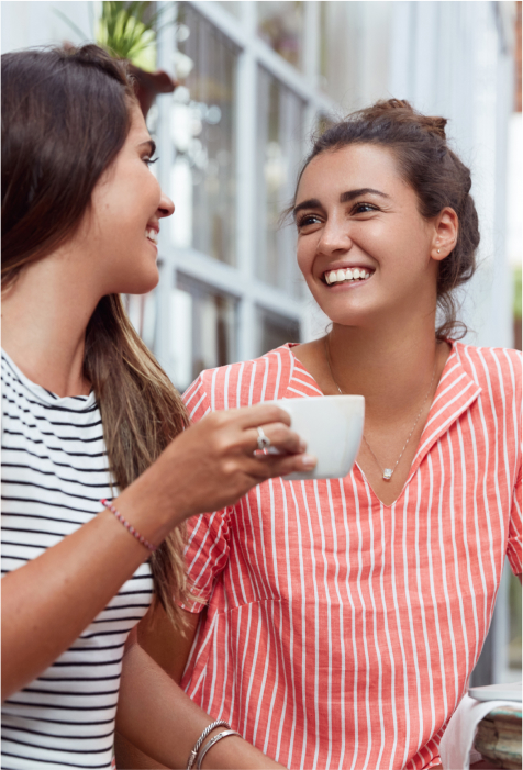 Duas mulheres conversando após fazer um curso de italiano